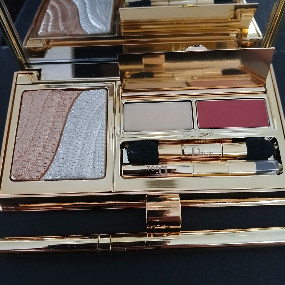 Dior Eyeshadow Palette with Cream and Red Hues